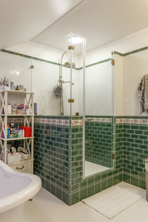 Угловые ограждения для душа