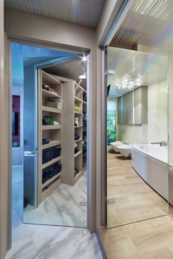 Стеклянные распашные двери