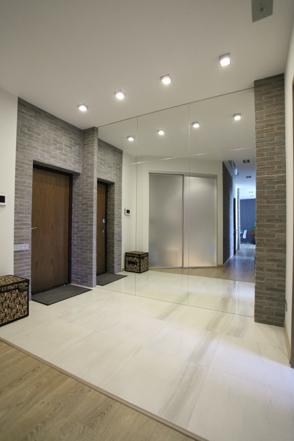 Зеркало в прихожую в раме больших размеров